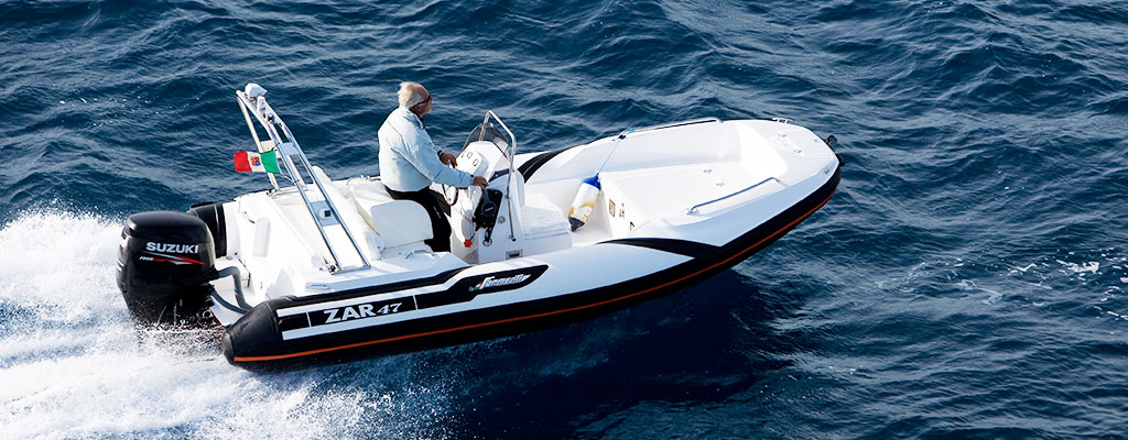 Zar Formenti Zar 47, rib boot varend op zee