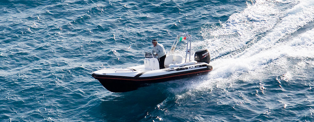 Zar Formenti Zar 47, rubberboot varend op zee