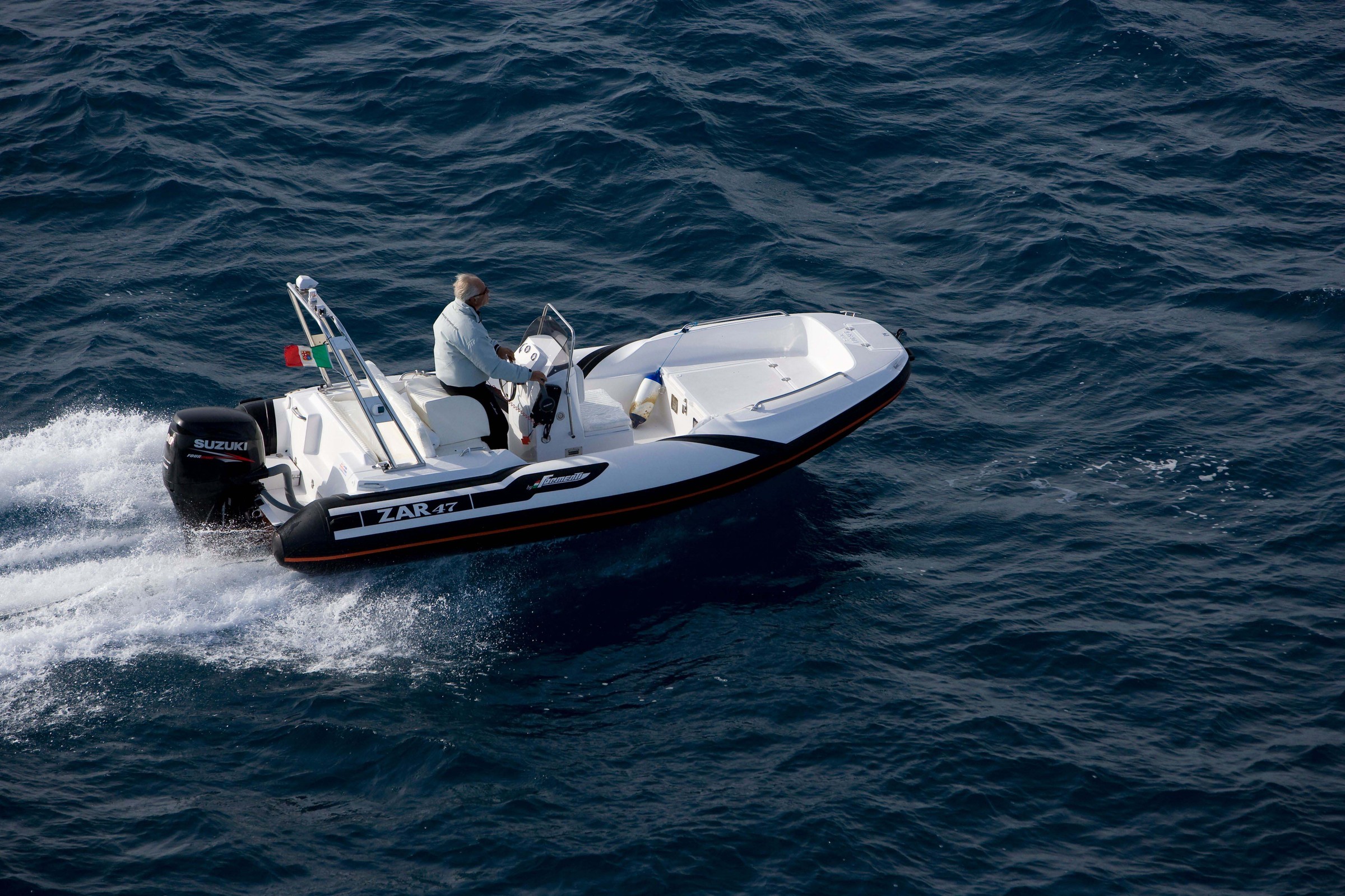 Zar Formenti Zar 47, rubberboot varend op zee