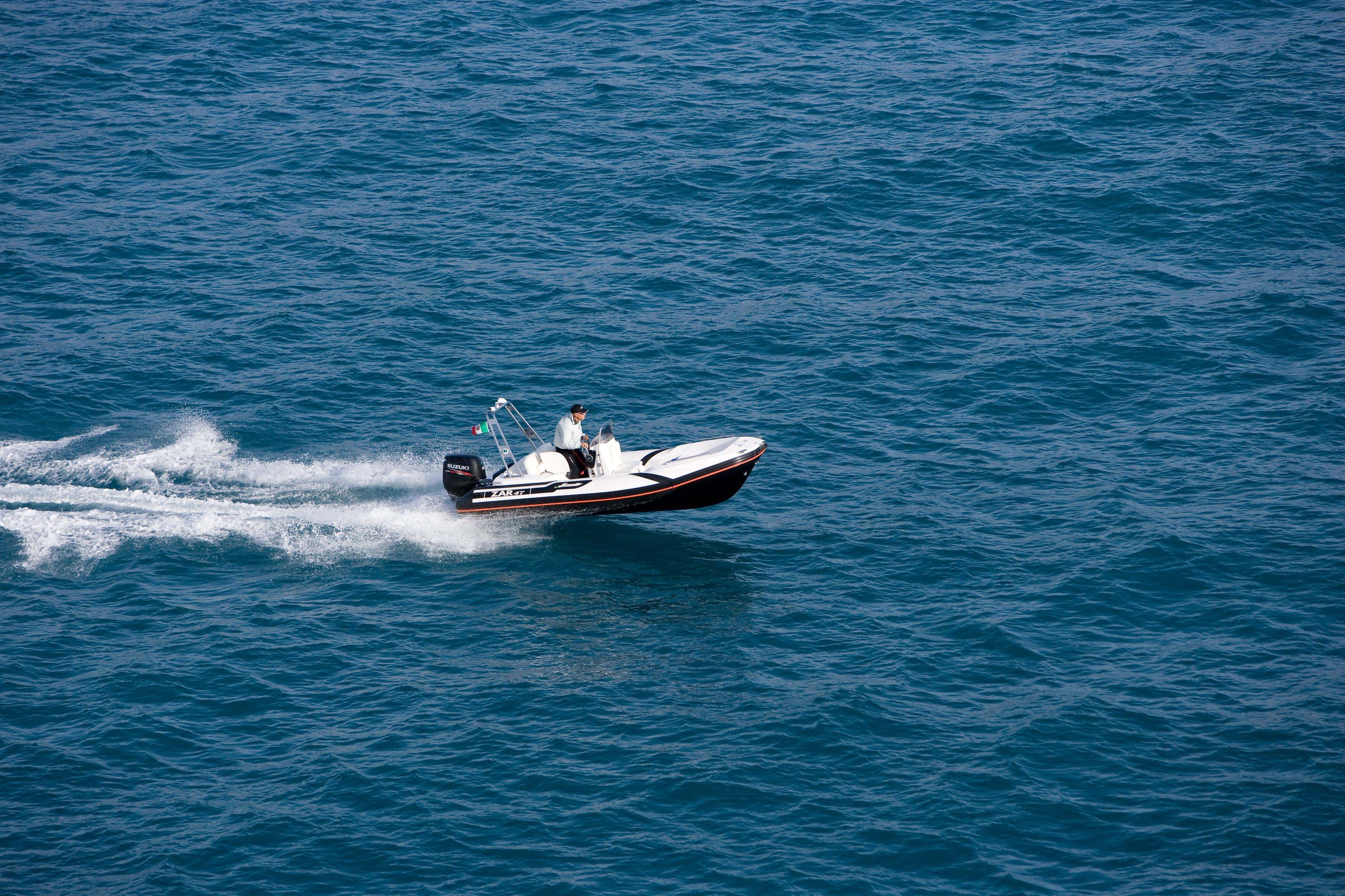 Zar Formenti Zar 47, speedboot varend op zee
