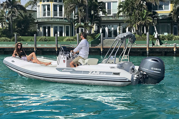 Zar Formenti Zar 53, boot varend bij villa