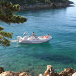 Zar Formenti Zar 57 Well-Deck, boot varend in baai