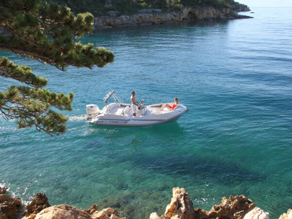 Zar Formenti Zar 57 Well-Deck, boot varend in baai