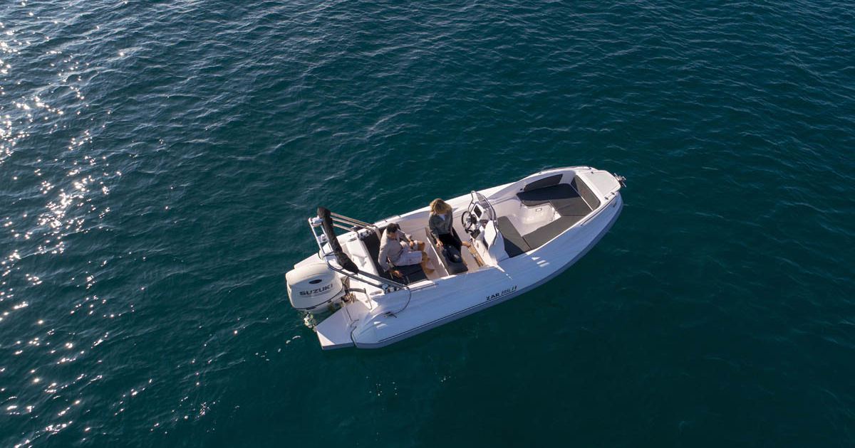 Zar Formenti Zar 59 SL Limited, boot drijvend op zee