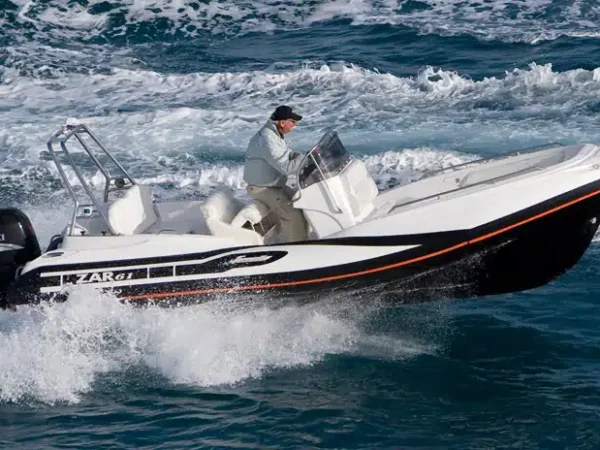 Zar Formenti Zar 61 Suite Plus, boot varend op zee