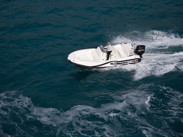 Zar Formenti Zar 61, boot varend op zee