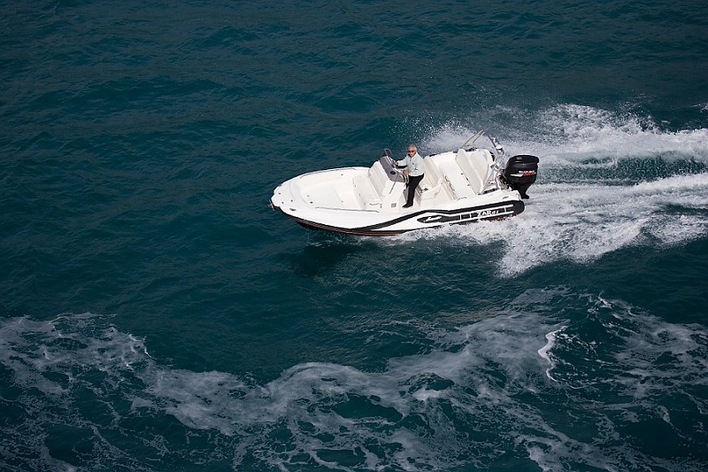 Zar Formenti Zar 61, boot varend op zee