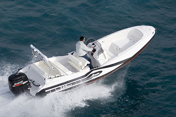 Zar Formenti Zar 65 Suite, speedboot varend op zee