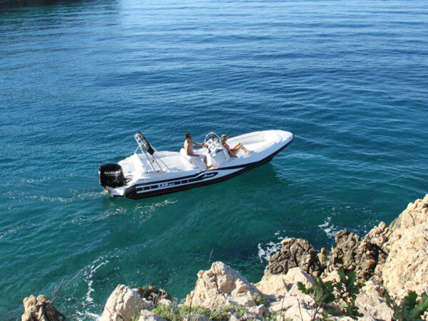 Zar Formenti Zar 65, boot varend op zee