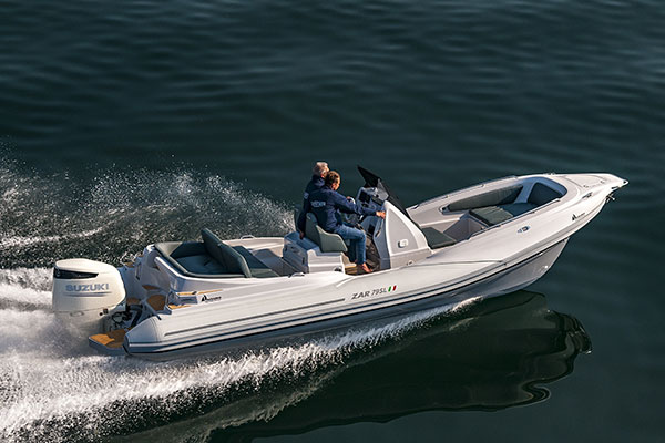 Zar Formenti Zar 79 SL, boot varend op zee
