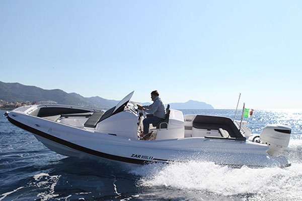 Zar Formenti Zar 85 SL, boot varend op zee