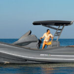 Zar Formenti Zar 95 SL, boot varend op zee