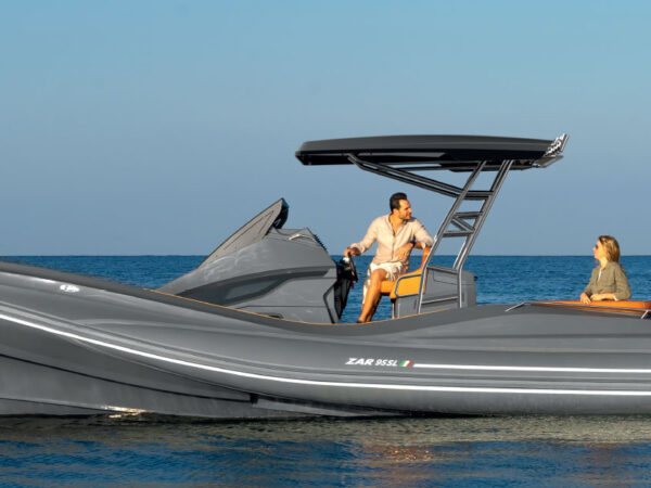 Zar Formenti Zar 95 SL, boot varend op zee